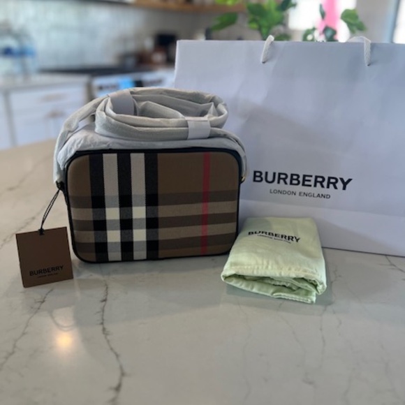 Burberry Large Camera Bag - New With Tags - Picture 1 of 8